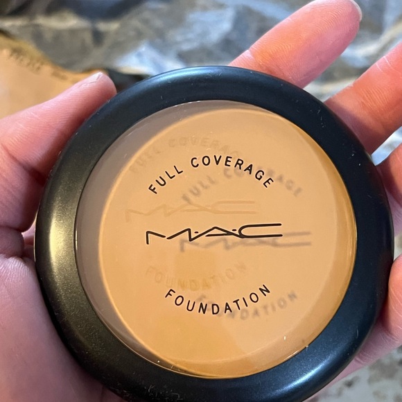Mac Full Coverage foundation Shade NC30 - Picture 1 of 5
